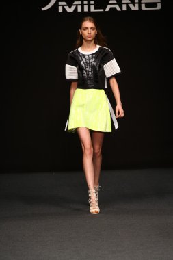 modeli pist byblos gösterisi sırasında yürür.