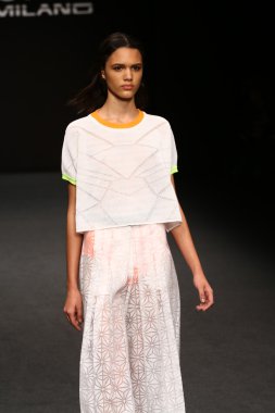 modeli pist byblos gösterisi sırasında yürür.