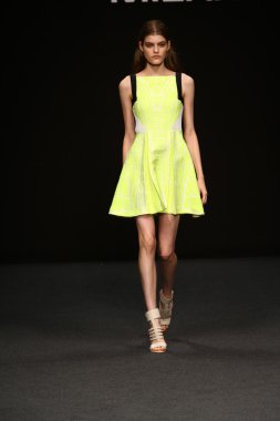 modeli pist byblos gösterisi sırasında yürür.