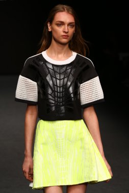 modeli pist byblos gösterisi sırasında yürür.