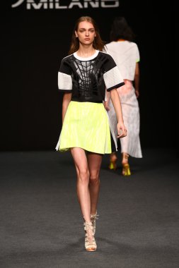 modeli pist byblos gösterisi sırasında yürür.