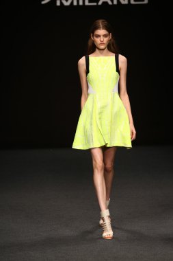 modeli pist byblos gösterisi sırasında yürür.