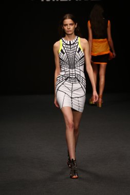 modeli pist byblos gösterisi sırasında yürür.