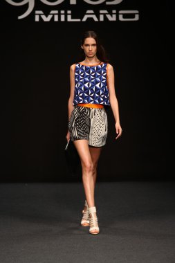 modeli pist byblos gösterisi sırasında yürür.