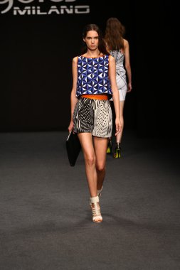 modeli pist byblos gösterisi sırasında yürür.