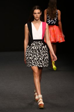 modeli pist byblos gösterisi sırasında yürür.