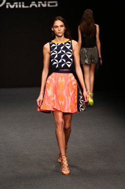 modeli pist byblos gösterisi sırasında yürür.