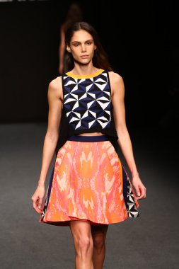 modeli pist byblos gösterisi sırasında yürür.