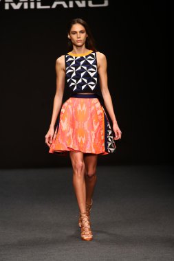 modeli pist byblos gösterisi sırasında yürür.