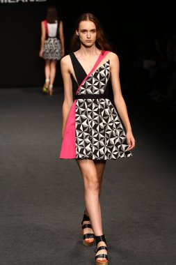 modeli pist byblos gösterisi sırasında yürür.