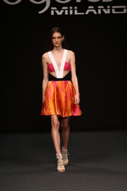 modeli pist byblos gösterisi sırasında yürür.