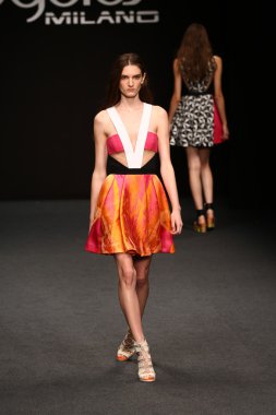 modeli pist byblos gösterisi sırasında yürür.