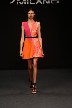 modeli pist byblos gösterisi sırasında yürür.