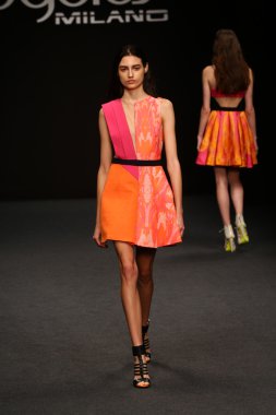 modeli pist byblos gösterisi sırasında yürür.