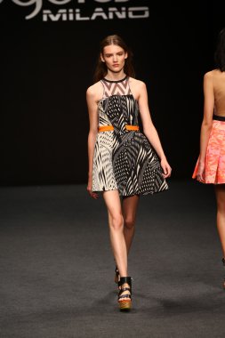 modeli pist byblos gösterisi sırasında yürür.