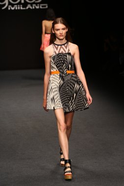 modeli pist byblos gösterisi sırasında yürür.