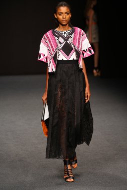 modeli pist byblos gösterisi sırasında yürür.