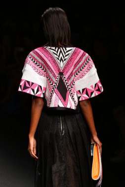 modeli pist byblos gösterisi sırasında yürür.