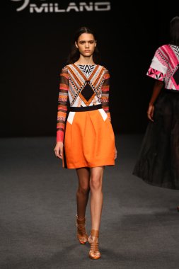 modeli pist byblos gösterisi sırasında yürür.