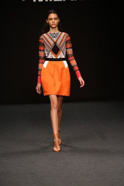 modeli pist byblos gösterisi sırasında yürür.