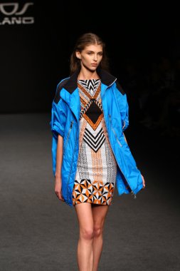 modeli pist byblos gösterisi sırasında yürür.