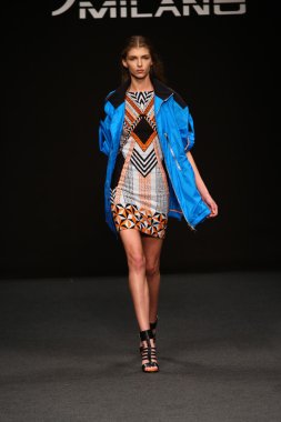 modeli pist byblos gösterisi sırasında yürür.