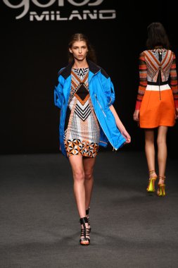 modeli pist byblos gösterisi sırasında yürür.