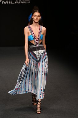 modeli pist byblos gösterisi sırasında yürür.