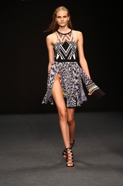 modeli pist byblos gösterisi sırasında yürür.