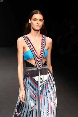 modeli pist byblos gösterisi sırasında yürür.