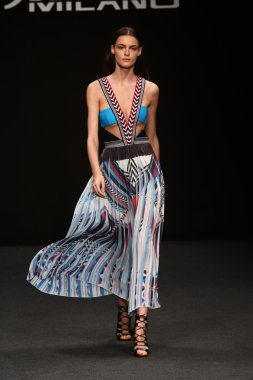 modeli pist byblos gösterisi sırasında yürür.