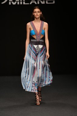 modeli pist byblos gösterisi sırasında yürür.