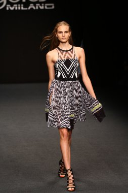 modeli pist byblos gösterisi sırasında yürür.