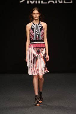 modeli pist byblos gösterisi sırasında yürür.