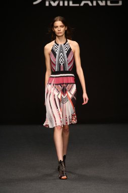 modeli pist byblos gösterisi sırasında yürür.