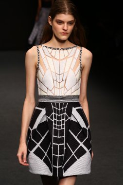 modeli pist byblos gösterisi sırasında yürür.