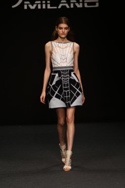 modeli pist byblos gösterisi sırasında yürür.