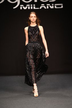 modelleri pist finale byblos gösterisi sırasında yürümek.