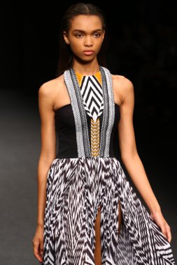 modeli pist byblos gösterisi sırasında yürür.