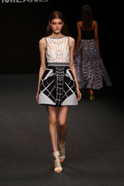 modeli pist byblos gösterisi sırasında yürür.