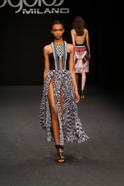 modeli pist byblos gösterisi sırasında yürür.