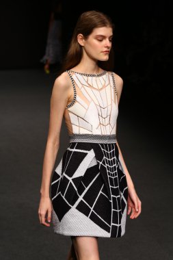 modeli pist byblos gösterisi sırasında yürür.