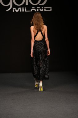 modelleri pist finale byblos gösterisi sırasında yürümek.