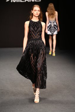 modelleri pist finale byblos gösterisi sırasında yürümek.