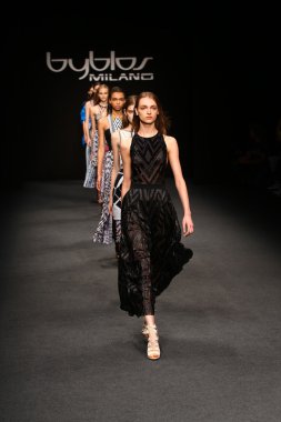 modelleri pist finale byblos gösterisi sırasında yürümek.