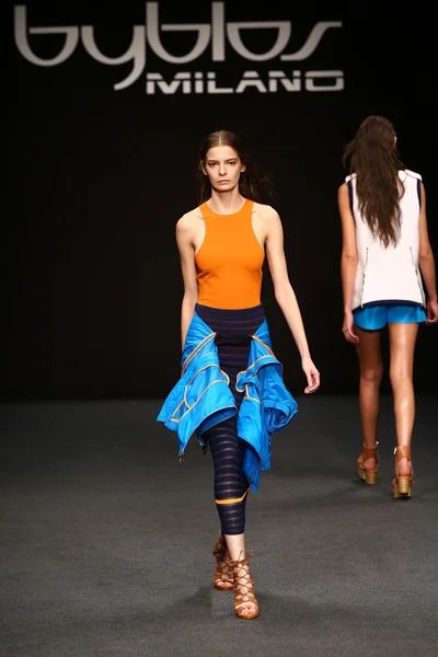 modeli pist byblos gösterisi sırasında yürür.