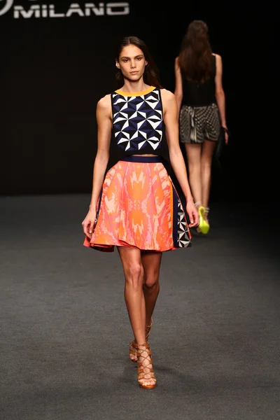 modeli pist byblos gösterisi sırasında yürür.