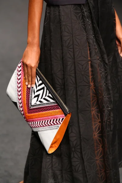 modeli pist byblos gösterisi sırasında yürür.