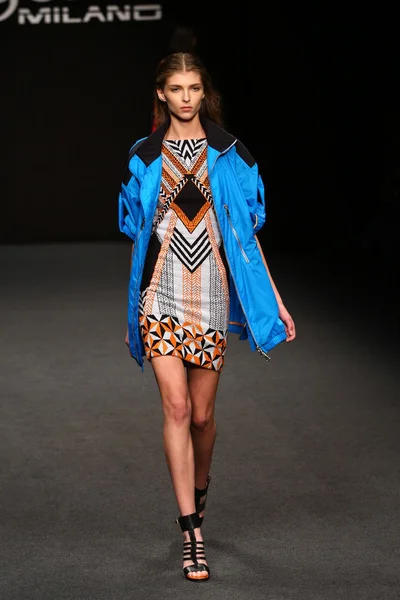 modeli pist byblos gösterisi sırasında yürür.