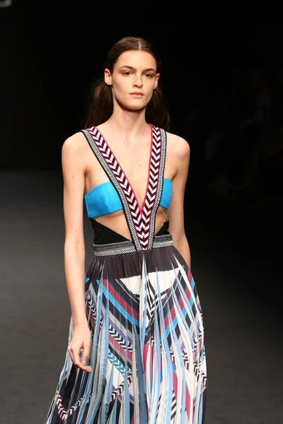 modeli pist byblos gösterisi sırasında yürür.